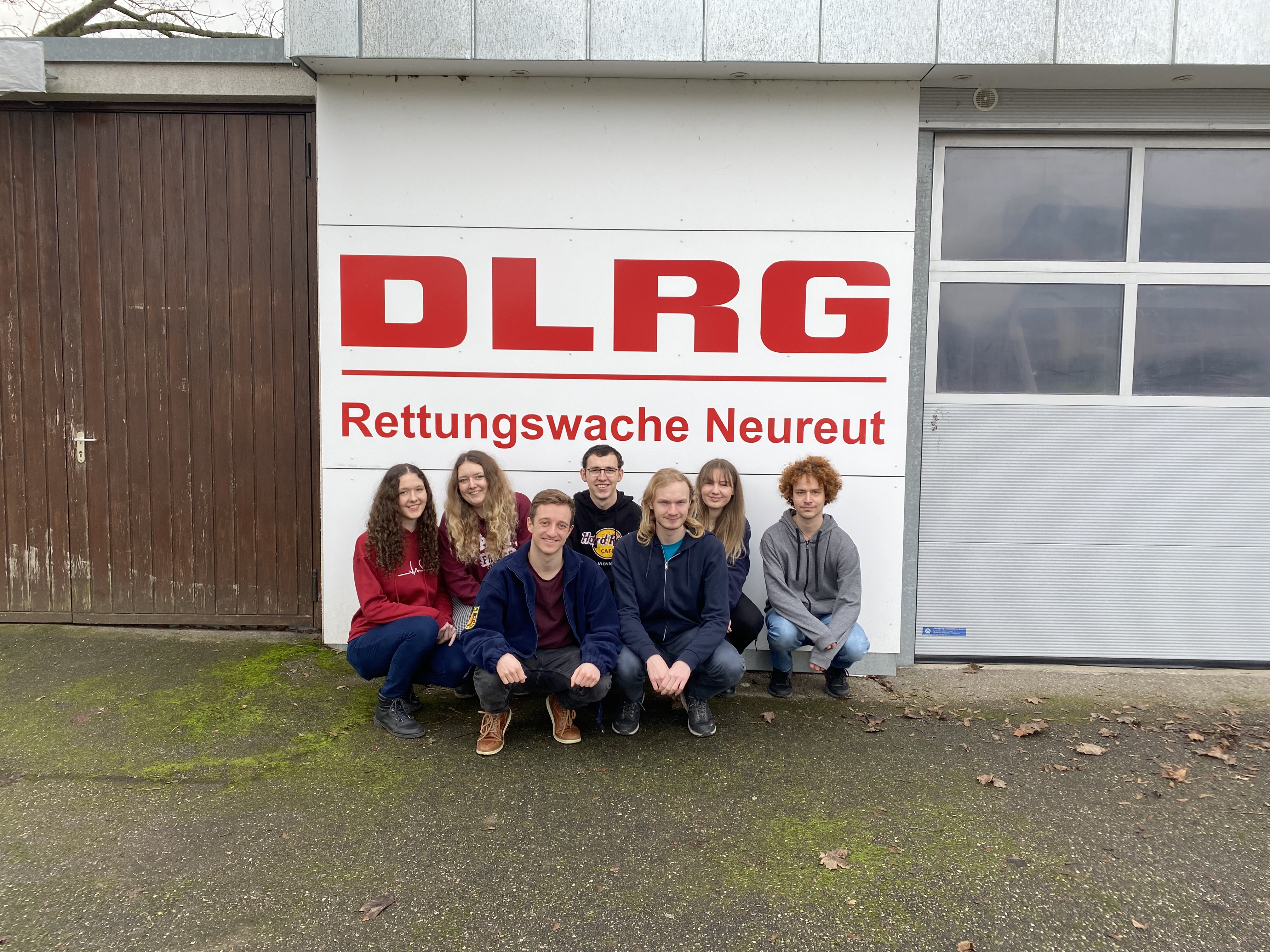 Ein Gruppenbild des Jugendvorstands vor unserer Rettungswache.